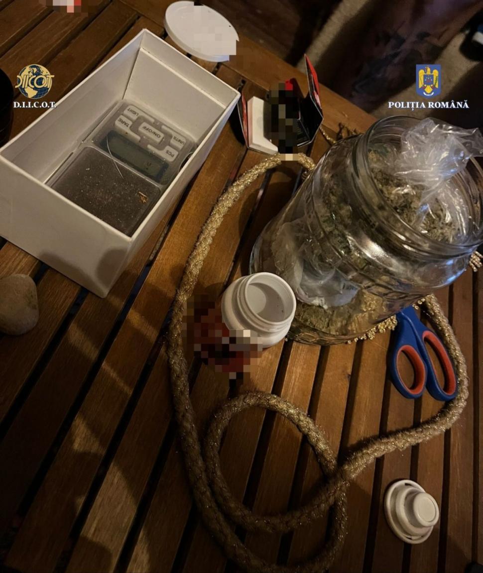 Vindeau droguri în școlile din București! 20 de persoane acuzate de trafic de droguri de mare risc 823729