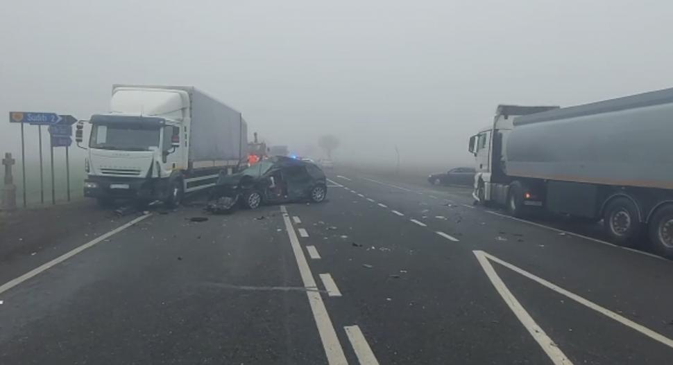 Carambol cu două mașini și trei TIR-uri, pe DN 2 E85. Mai multe persoane au fost rănite  823677