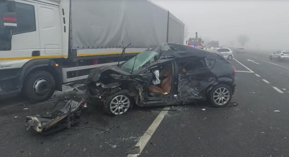 Carambol cu două mașini și trei TIR-uri, pe DN 2 E85. Mai multe persoane au fost rănite  823678