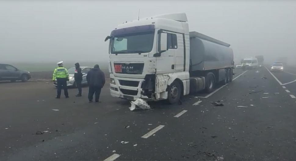 Carambol cu două mașini și trei TIR-uri, pe DN 2 E85. Mai multe persoane au fost rănite  823679