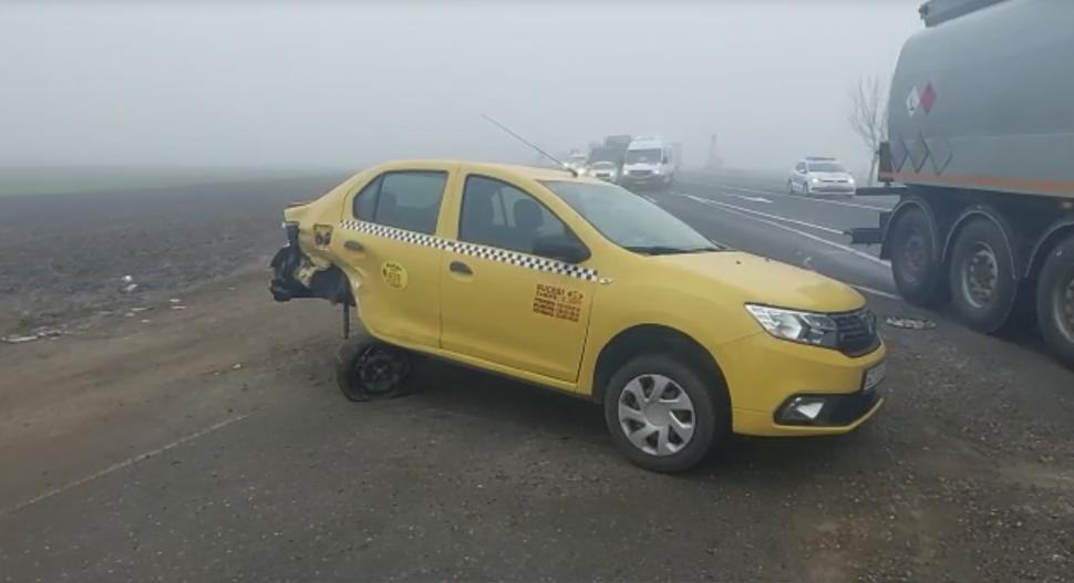 Carambol cu două mașini și trei TIR-uri, pe DN 2 E85. Mai multe persoane au fost rănite  823680