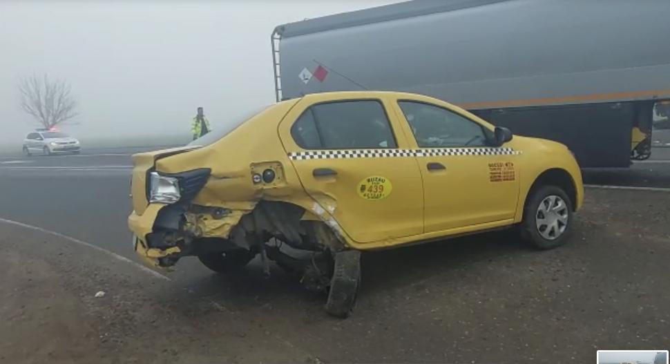 Carambol cu două mașini și trei TIR-uri, pe DN 2 E85. Mai multe persoane au fost rănite  823681