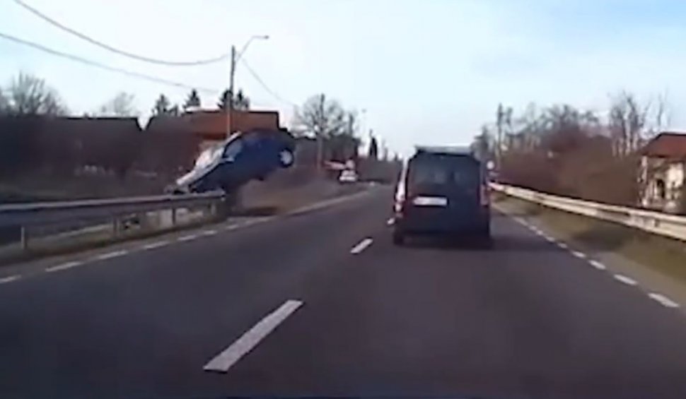 O femeie ar fi adormit la volan şi a intrat cu maşina într-un cap de pod, accident filmat lângă Piteşti