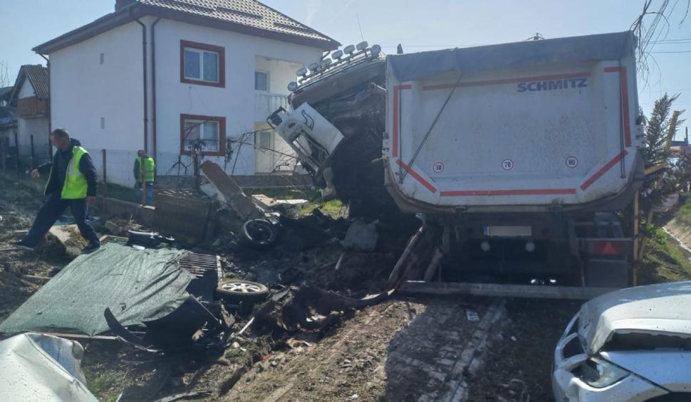 Maşini strivite de un TIR într-un cumplit accident în Ţânţăreni. Fetiţă în stare critcă, preluată de un elicopter SMURD 823715