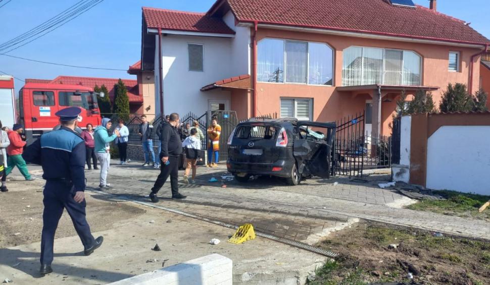 Maşini strivite de un TIR într-un cumplit accident în Ţânţăreni. Fetiţă în stare critcă, preluată de un elicopter SMURD 823717