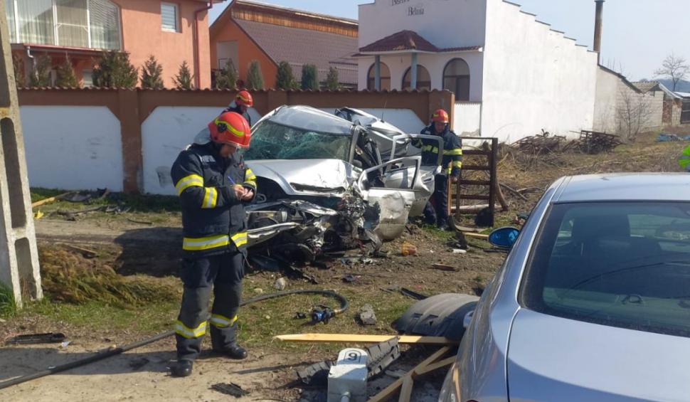 Maşini strivite de un TIR într-un cumplit accident în Ţânţăreni. Fetiţă în stare critcă, preluată de un elicopter SMURD 823718