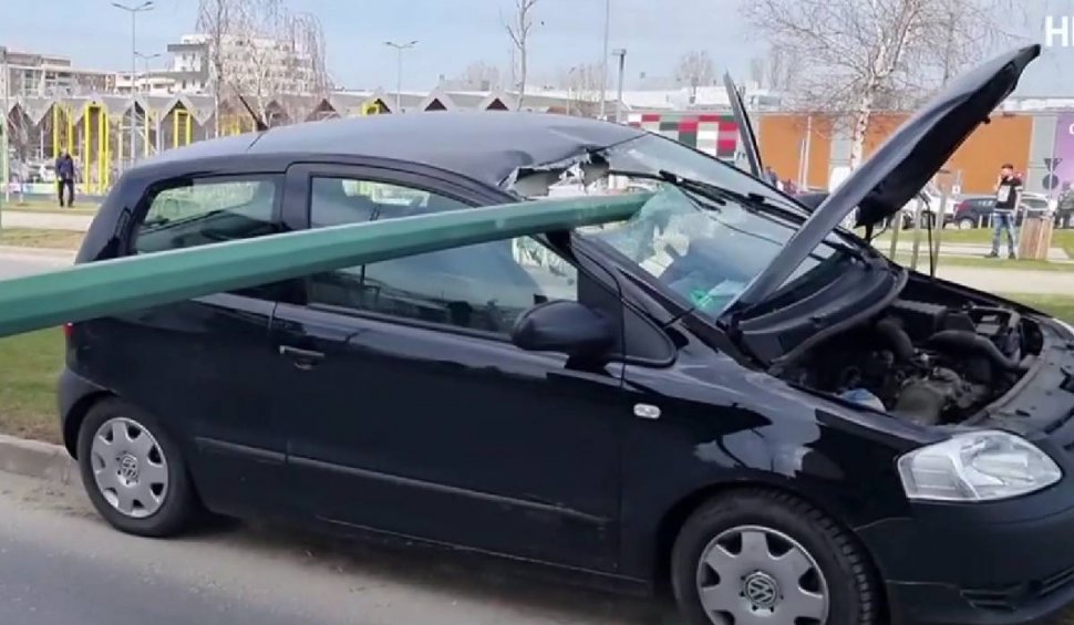 Un stâlp a căzut peste o mașină aflată în mers, la Brașov. Șoferul a fost lovit grav la cap