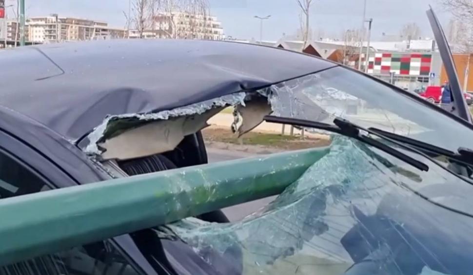 Un stâlp a căzut peste o mașină aflată în mers, la Brașov. Șoferul a fost lovit grav la cap 823793