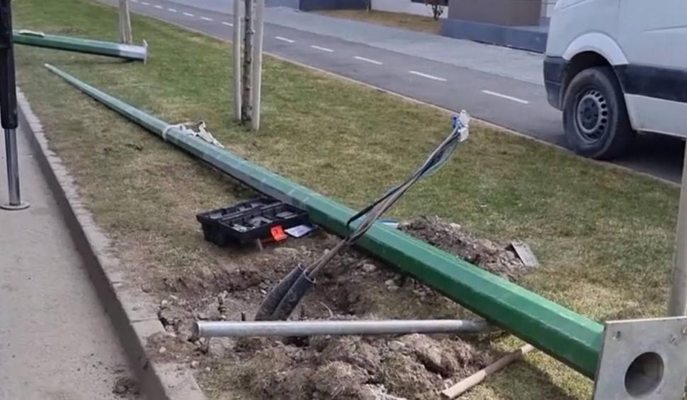 Un stâlp a căzut peste o mașină aflată în mers, la Brașov. Șoferul a fost lovit grav la cap 823794