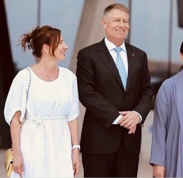 Geanta de mii de euro purtată de Carmen Iohannis în Abu Dhabi | ”Confundă un dineu diplomatic cu bucătăria” 823940
