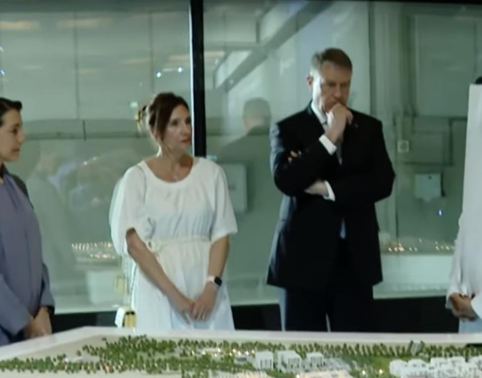 Geanta de mii de euro purtată de Carmen Iohannis în Abu Dhabi | ”Confundă un dineu diplomatic cu bucătăria” 823942