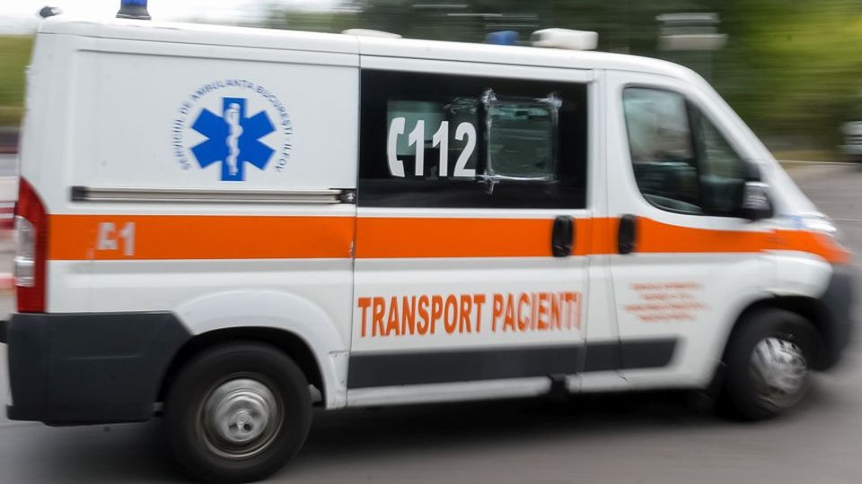 Un copil și un bărbat au ajuns la spital, după ce maşina în care se aflau s-a răsturnat la ieşirea din Mediaş, Sibiu
