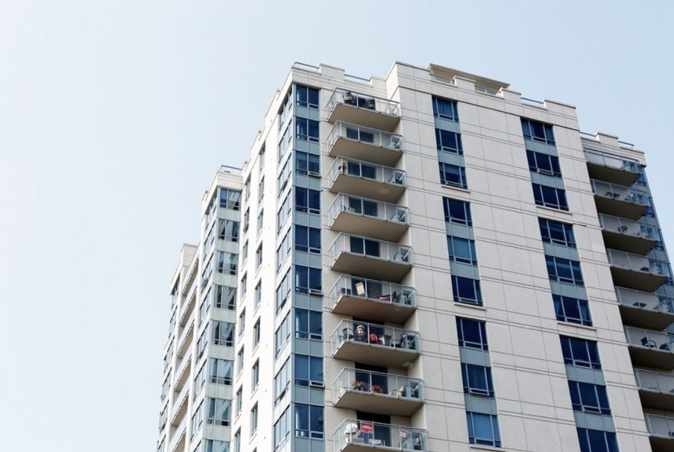 Un dezvoltator imobiliar a construit nouă etaje în loc de opt, într-un bloc din Ploieşti 