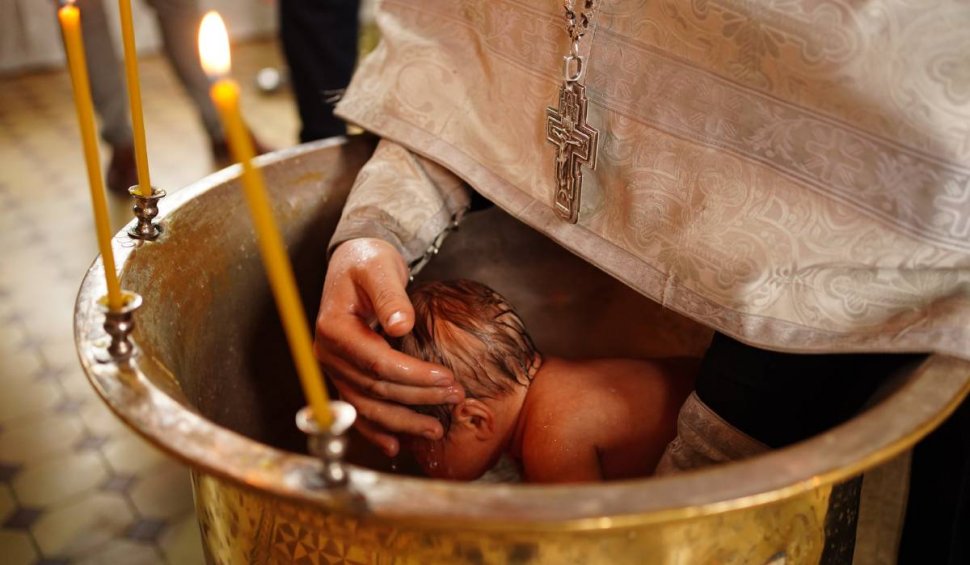 Fetiță de opt luni botezată în apă cu acid, în biserică. Copila a ajuns la spital de urgenţă