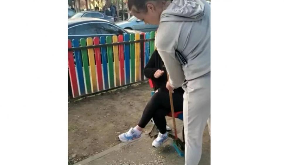 Pedeapsa pe care au primit-o două mame pentru că au spart seminţe în parc, în Craiova 823959
