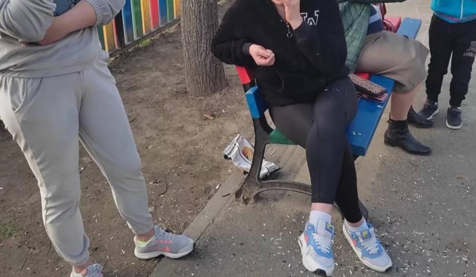 Pedeapsa pe care au primit-o două mame pentru că au spart seminţe în parc, în Craiova 823961