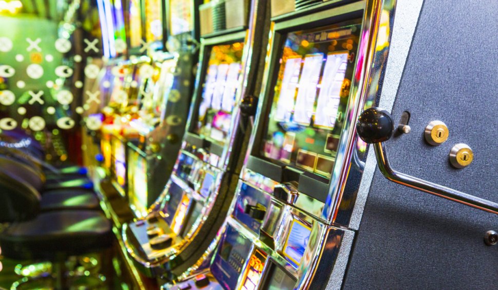 Jocurile de noroc, interzise la parterul blocului și în localitățile mici | Noul proiect de lege depus în Parlament