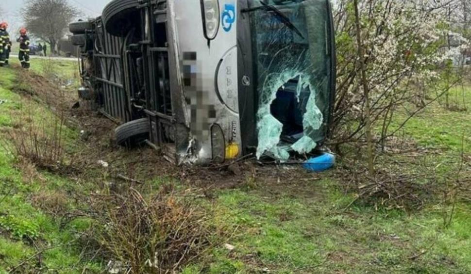 Accident teribil în Ialomiţa! Un autocar plin cu pasageri s-a răsturnat în şanţ. 11 persoane au făcut atacuri de panică 824135