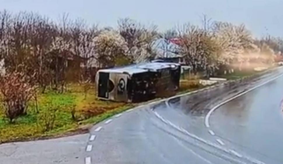 Accident teribil în Ialomiţa! Un autocar plin cu pasageri s-a răsturnat în şanţ. 11 persoane au făcut atacuri de panică 824139