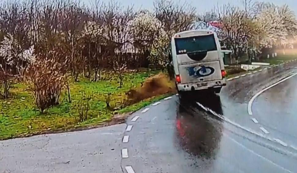 Accident teribil în Ialomiţa! Un autocar plin cu pasageri s-a răsturnat în şanţ. 11 persoane au făcut atacuri de panică 824141