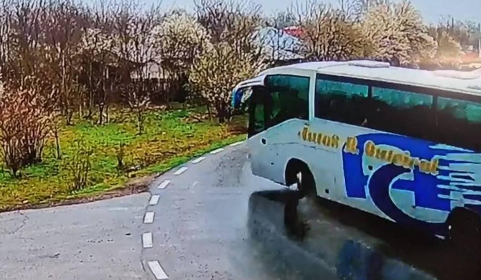 Accident teribil în Ialomiţa! Un autocar plin cu pasageri s-a răsturnat în şanţ. 11 persoane au făcut atacuri de panică 824142