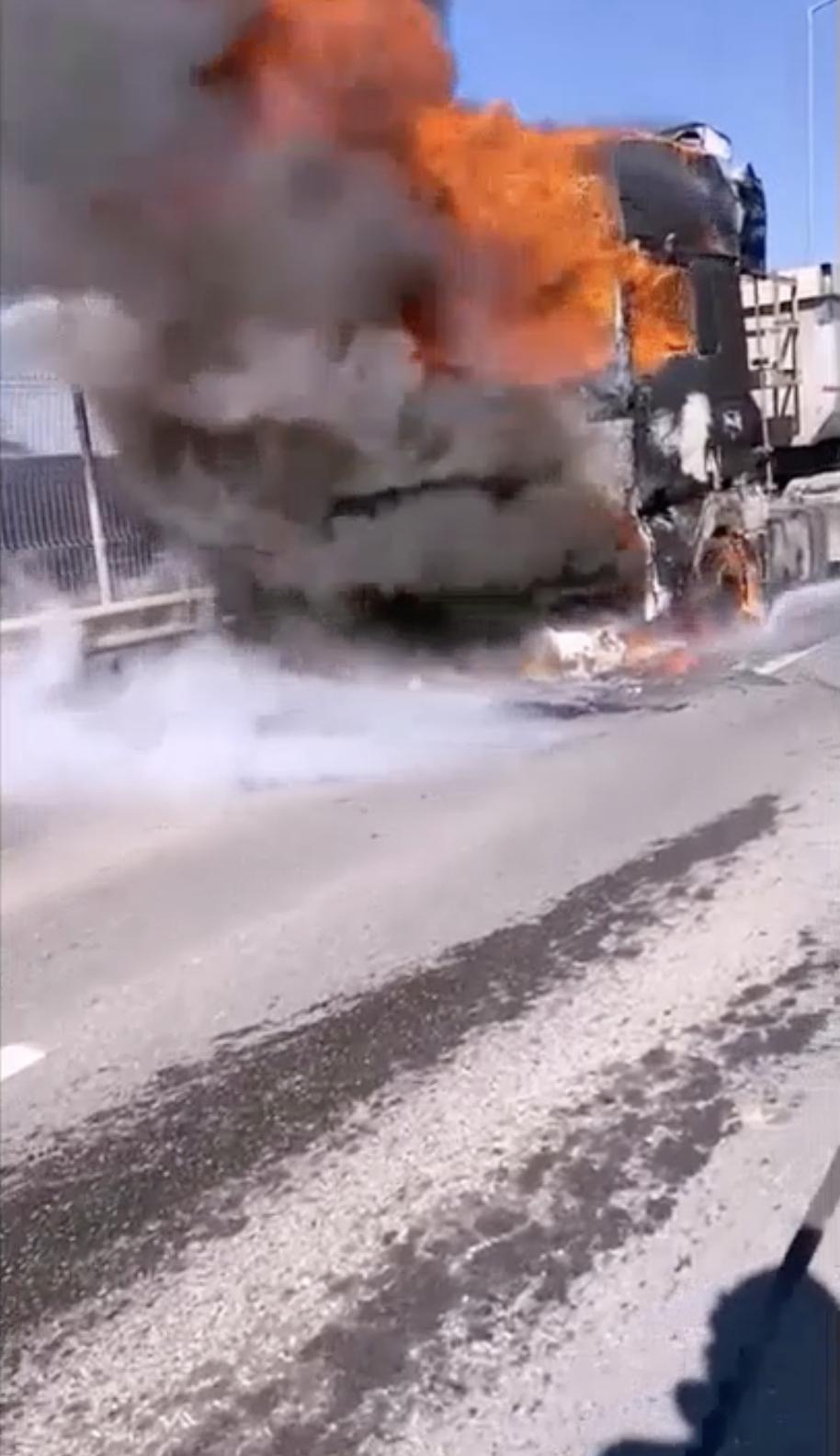 Un camion a luat foc în mers, pe drumul expres din Oradea. Incendiul a distrus capul tractor 824204