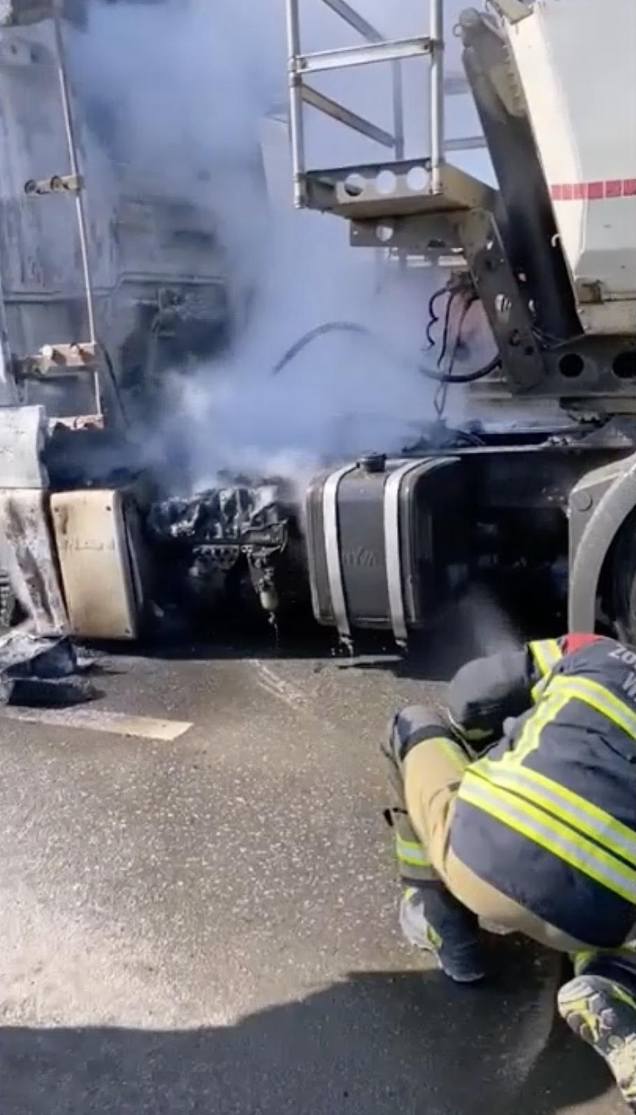 Un camion a luat foc în mers, pe drumul expres din Oradea. Incendiul a distrus capul tractor 824207