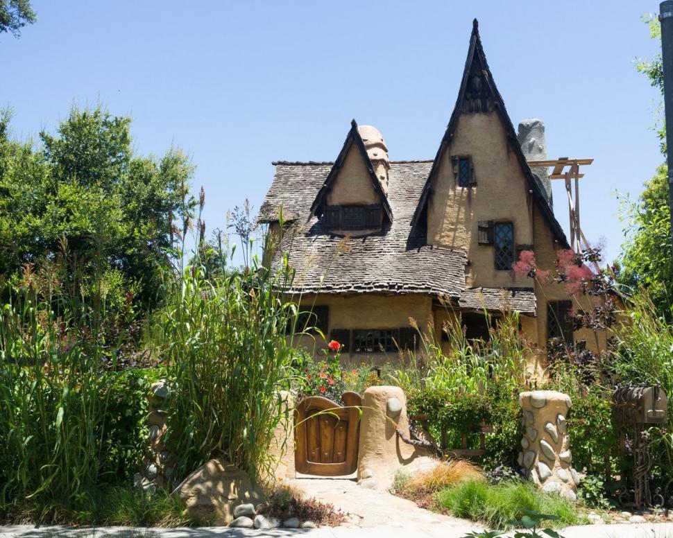 Cum arată "Casa Vrăjitoarei", devenită celebră pe internet după ce proprietarul a arătat interiorul spectaculos. Este inspirată din Hansel și Gretel și se află în Beverly Hills 824295