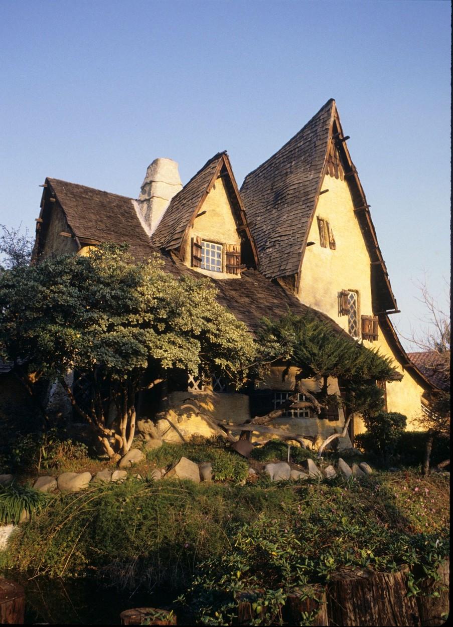 Cum arată "Casa Vrăjitoarei", devenită celebră pe internet după ce proprietarul a arătat interiorul spectaculos. Este inspirată din Hansel și Gretel și se află în Beverly Hills 824296