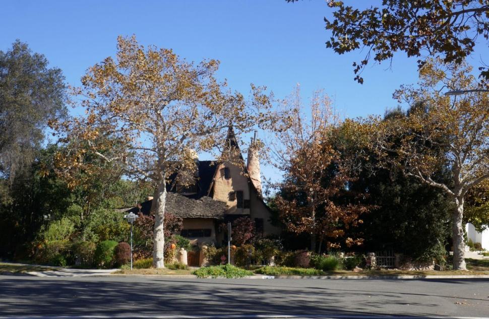 Cum arată "Casa Vrăjitoarei", devenită celebră pe internet după ce proprietarul a arătat interiorul spectaculos. Este inspirată din Hansel și Gretel și se află în Beverly Hills 824300