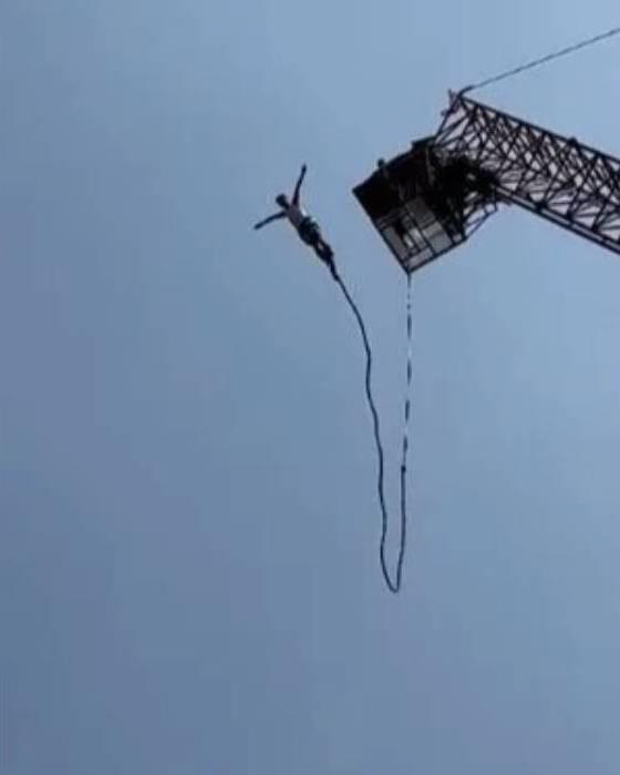 Momentul teribil în care un bărbat a căzut în gol la bungee jumping. Frânghia cu care era legat s-a rupt 824124
