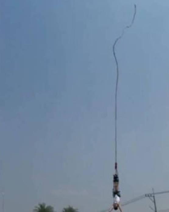 Momentul teribil în care un bărbat a căzut în gol la bungee jumping. Frânghia cu care era legat s-a rupt 824125