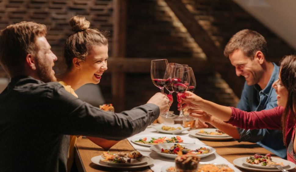 Cum să fii o gazdă primitoare atunci când organizezi cina pentru prieteni