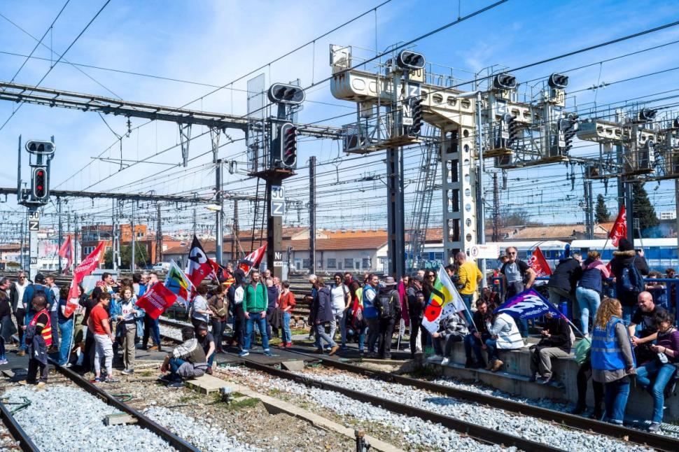 Franța, zguduită de furia protestatarilor din orașe, după declarațiile președintelui Macron | Lider sindical: "Guvernul a dat foc la țară!" 824442