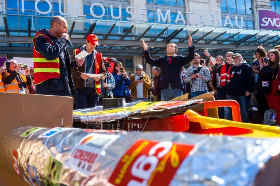 Franța, zguduită de furia protestatarilor din orașe, după declarațiile președintelui Macron | Lider sindical: "Guvernul a dat foc la țară!" 824443