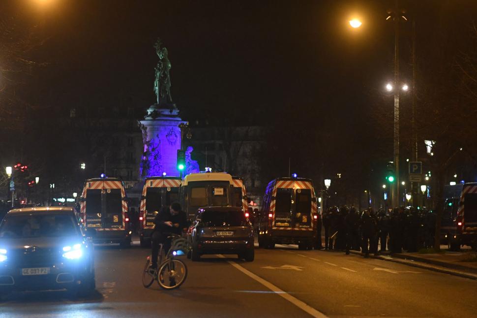Franța, zguduită de furia protestatarilor din orașe, după declarațiile președintelui Macron | Lider sindical: "Guvernul a dat foc la țară!" 824447