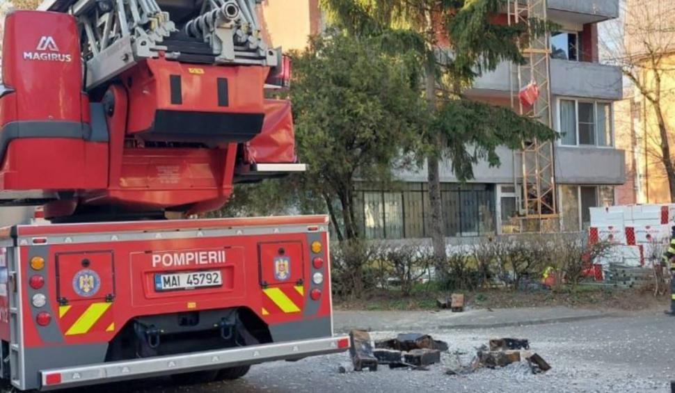 Doi muncitori au căzut cu tot cu schelă de la etajul trei, în Mureş | Sute de kilograme de materiale s-au prăbuşit în stradă 824345