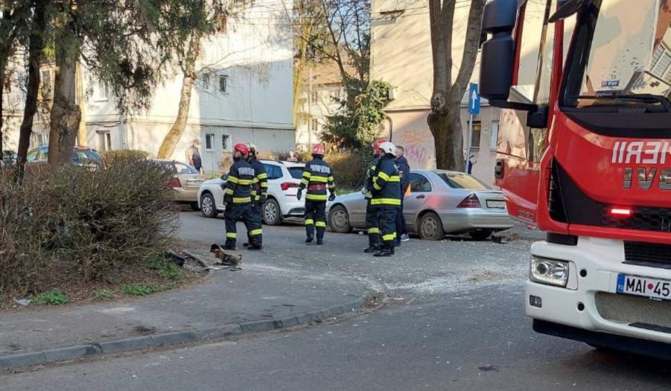 Doi muncitori au căzut cu tot cu schelă de la etajul trei, în Mureş | Sute de kilograme de materiale s-au prăbuşit în stradă 824346