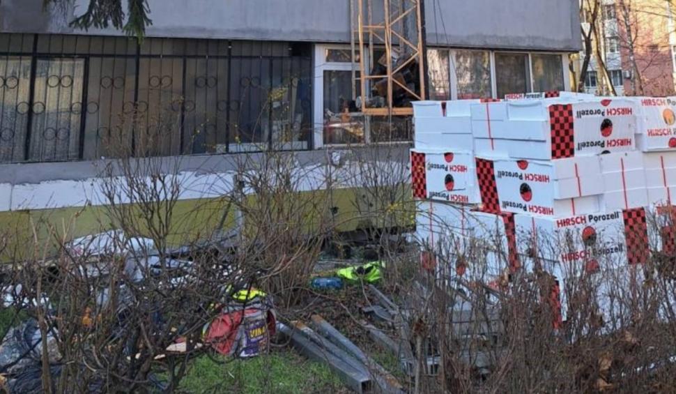 Doi muncitori au căzut cu tot cu schelă de la etajul trei, în Mureş | Sute de kilograme de materiale s-au prăbuşit în stradă 824348