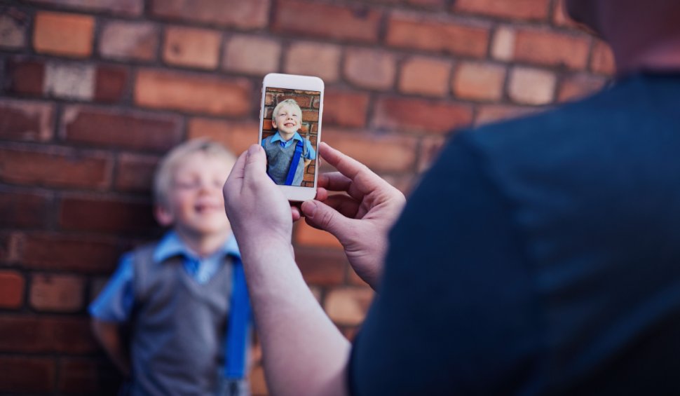 Părinții care postează poze cu copiii pe internet riscă să fie sancționați | ”Fotografiile sunt nişte instrumente de bullying”