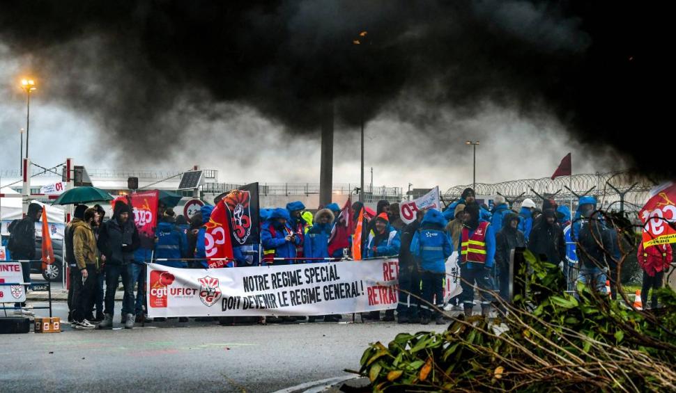 Peste un milion de participanţi la protestele din Franţa! Sute de polițiști și jandarmi au fost răniți  824502