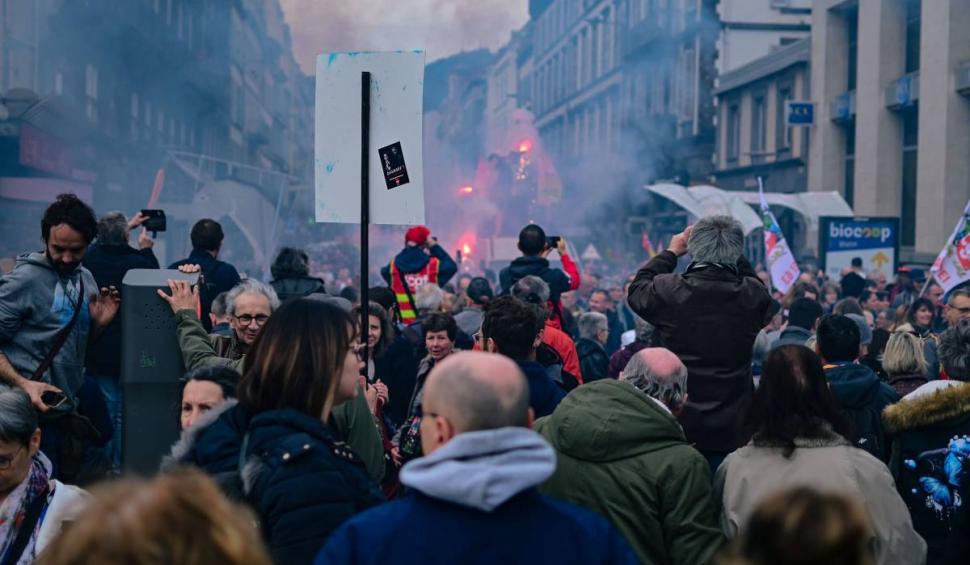 Peste un milion de participanţi la protestele din Franţa! Sute de polițiști și jandarmi au fost răniți  824503