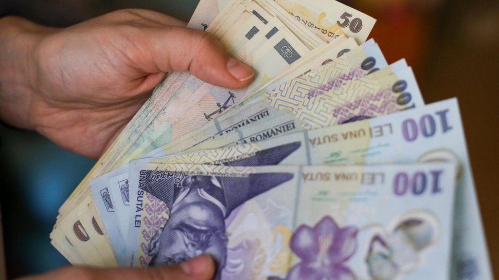 Circa 40% dintre români rămân fără bani cu o săptămână înainte de următorul salariu, iar 72% din oameni nu au ce să economisească
