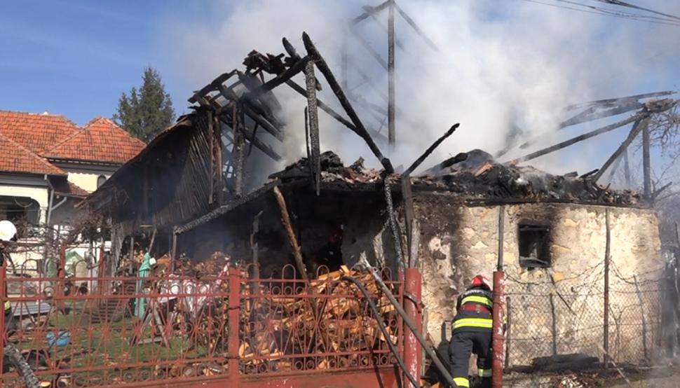 Un bătrân din Argeş, supărat pe o vecină, şi-a dat foc la avere: Un miliard de lei vechi s-au topit în flăcări 824554