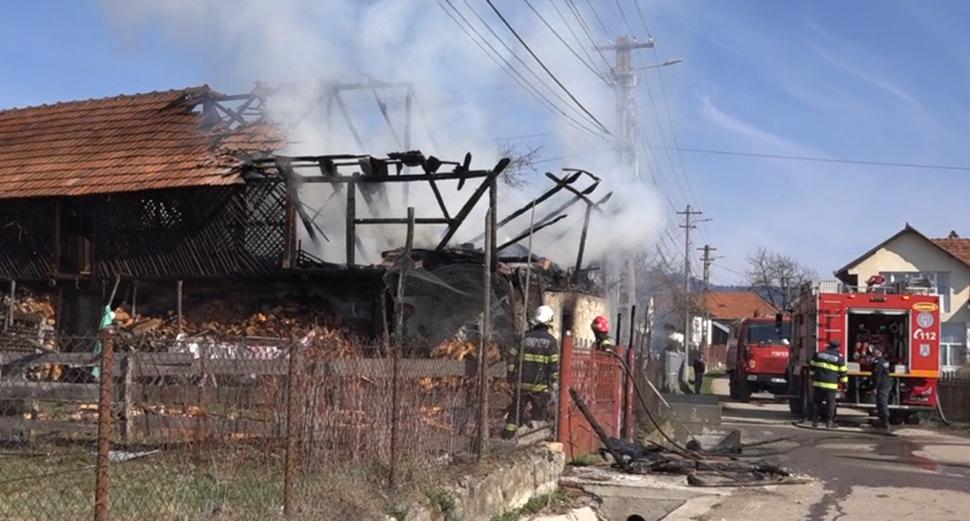 Un bătrân din Argeş, supărat pe o vecină, şi-a dat foc la avere: Un miliard de lei vechi s-au topit în flăcări 824555