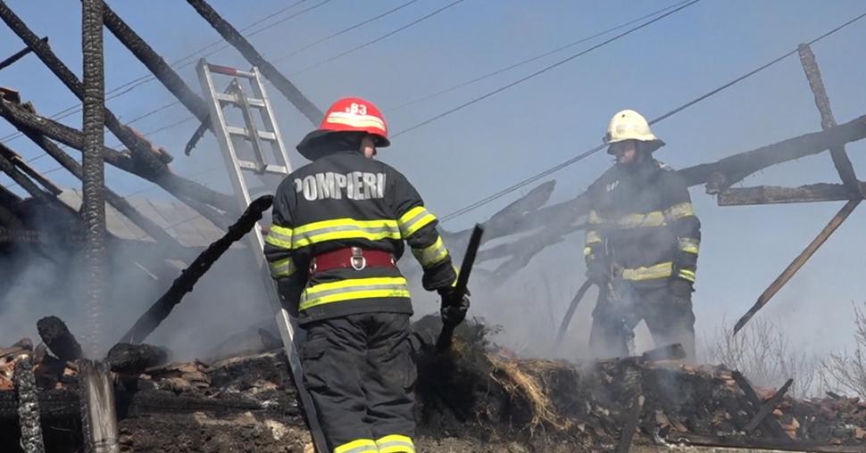 Un bătrân din Argeş, supărat pe o vecină, şi-a dat foc la avere: Un miliard de lei vechi s-au topit în flăcări 824558