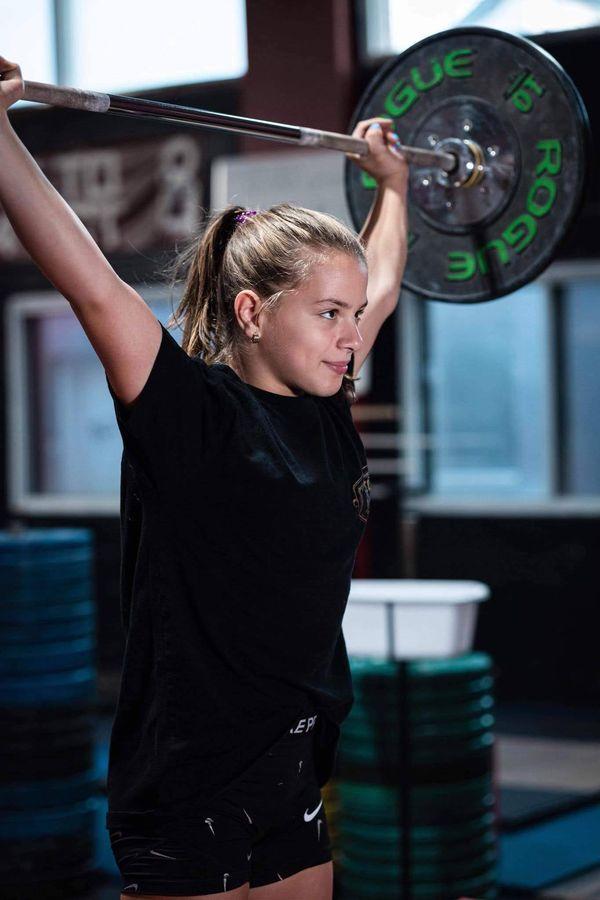 Ea este Emily Ibanez Guerrero, halterofilă la 12 ani, care va debuta la Campionatele Mondiale de Tineret 2023 824695