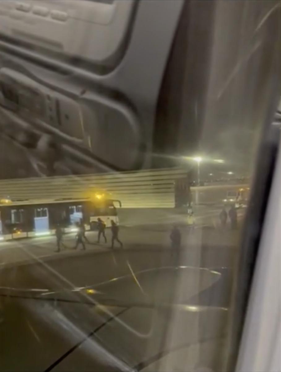 ”A fost înfricoșător” | Mărturiile pasagerilor din avionul Tarom aterizat de urgenţă la Istanbul, după o ameninţare cu bombă 824660