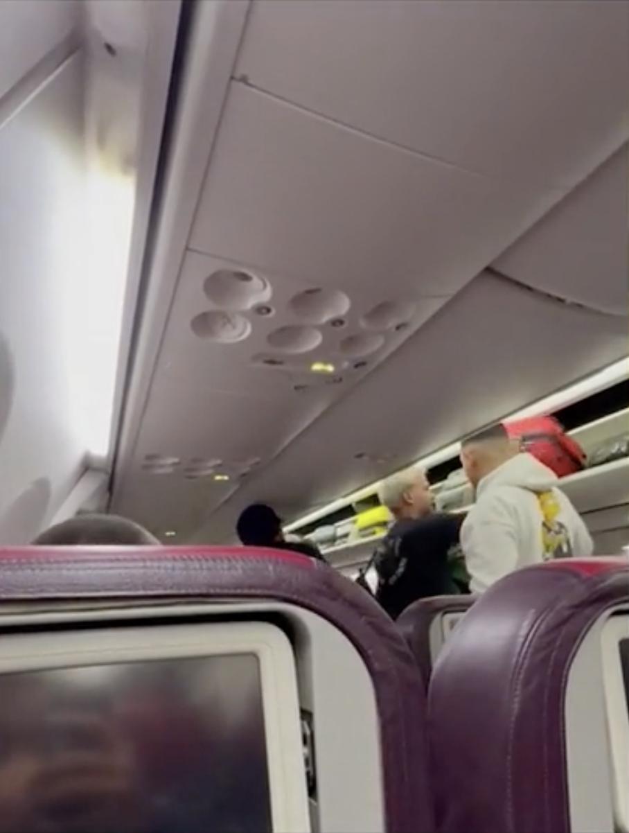 ”A fost înfricoșător” | Mărturiile pasagerilor din avionul Tarom aterizat de urgenţă la Istanbul, după o ameninţare cu bombă 824661