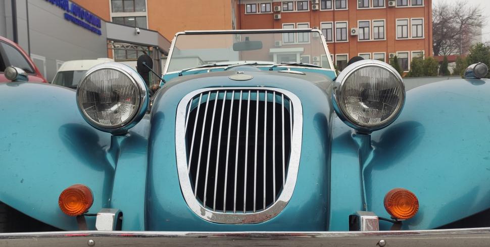 O șoferiță care iubește mașinile de epocă l-a adus pe "Merlin" la RAR | "Îl folosește și în București" 824698